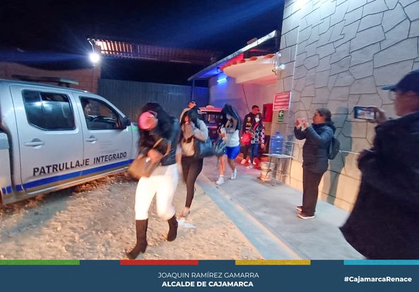 En un trabajo articulado entre la Municipalidad Provincial de Cajamarca, a través de la subgerencia de comercialización y licencias, la PNP, la Primera Fiscalía Provincial de Prevención del Delito y Serenazgo, llegaron hasta el kilometro 6 de la carretera hacia la costa, donde se pudo intervenir a un aproximado de quince (15) “damas de compañía” y cuarenta (40) parroquianos, lugar donde se favorecía la prostitución clandestina.
✅El mencionado local funcionaba sin cumplir las normas técnicas establecidas en el reglamento de inspecciones técnicas de seguridad en edificaciones y no contar con licencia de funcionamiento, procediendo a clausurar temporalmente este establecimiento. Los intervenidos y las quince mujeres, fueron trasladados a las instalaciones de la DIVINCRI, con la finalidad de seguir con las diligencias de ley correspondiente.
🤝Exhortamos a todos los empresarios a respetar las normas que rigen en la comuna local.