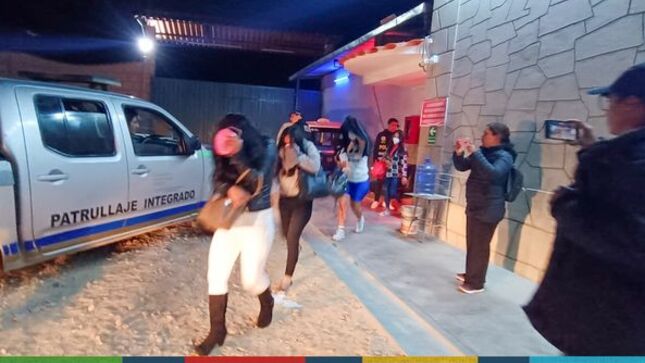 En un trabajo articulado entre la Municipalidad Provincial de Cajamarca, a través de la subgerencia de comercialización y licencias, la PNP, la  Primera Fiscalía Provincial de Prevención del Delito y Serenazgo, llegaron hasta el kilometro 6 de la carretera hacia la costa, donde se pudo intervenir a un aproximado de quince (15) “damas de compañía” y cuarenta (40) parroquianos, lugar donde se favorecía la prostitución clandestina. 
✅El mencionado local funcionaba sin cumplir las normas técnicas establecidas en el reglamento de inspecciones técnicas de seguridad en edificaciones y no contar con licencia de funcionamiento, procediendo a clausurar temporalmente este establecimiento. Los intervenidos y las quince mujeres, fueron trasladados a las instalaciones de la DIVINCRI, con la finalidad de seguir con las diligencias de ley correspondiente.
🤝Exhortamos a todos los empresarios a respetar las normas que rigen en la comuna local. 
