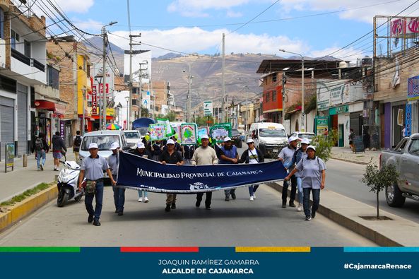 En una iniciativa destinada a sensibilizar a los residentes del barrio Las Torrecitas, hoy se llev贸 a cabo un emocionante pasacalle Ambiental que cont贸 con la entusiasta participaci贸n de vecinos, grupos juveniles e instituciones educativas.
馃搶Este evento destac贸 por la colaboraci贸n de la Instituci贸n Educativa Inmaculada Concepci贸n y la Instituci贸n Educativa Privada Altair, cuyos estudiantes, sosteniendo coloridos carteles, transmitieron mensajes conmovedores acerca de la importancia de preservar nuestro entorno natural.
馃棧El mensaje fue claro y directo: "Vecinos, no arrojen basura en las calles; esperen la llegada del cami贸n recolector. De esta manera, contribuiremos a mantener limpia nuestra amada Cajamarca", declar贸 con firmeza Jessica Lau Zamora, subgerente de Gesti贸n Integral de Residuos S贸lidos.