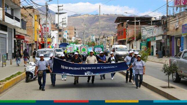 En una iniciativa destinada a sensibilizar a los residentes del barrio Las Torrecitas, hoy se llevó a cabo un emocionante pasacalle Ambiental que contó con la entusiasta participación de vecinos, grupos juveniles e instituciones educativas.
📌Este evento destacó por la colaboración de la Institución Educativa Inmaculada Concepción y la Institución Educativa Privada Altair, cuyos estudiantes, sosteniendo coloridos carteles, transmitieron mensajes conmovedores acerca de la importancia de preservar nuestro entorno natural. 
🗣El mensaje fue claro y directo: "Vecinos, no arrojen basura en las calles; esperen la llegada del camión recolector. De esta manera, contribuiremos a mantener limpia nuestra amada Cajamarca", declaró con firmeza Jessica Lau Zamora, subgerente de Gestión Integral de Residuos Sólidos.