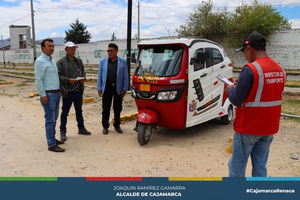 En un esfuerzo por garantizar la seguridad vial y el cumplimiento de las normativas locales, los regidores Jorge Rojas y Segundo Casta帽eda, integrantes de la comisi贸n de transportes, fiscalizaron las labores de personal que realiza inspecci贸n vehicular municipal.
馃La inspecci贸n vehicular es una parte fundamental de las pol铆ticas de seguridad vial. La supervisi贸n de estas operaciones es una iniciativa que busca asegurar que todos los veh铆culos que circulan en nuestra ciudad cumplan con los requisitos necesarios en t茅rminos de seguridad e identificaci贸n para brindar un buen servicio a la colectividad.
鉁匘urante la visita, los regidores tuvieron la oportunidad de observar de primera mano el proceso de inspecci贸n vehicular, que incluye distintivos, cintas reflectivas, botiqu铆n, porta herramientas, extintor, placas, etc. Adem谩s, pudieron dialogar con el personal encargado de llevar a cabo estas inspecciones y conocer sus desaf铆os y necesidades.