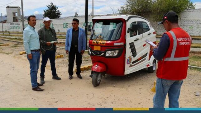 En un esfuerzo por garantizar la seguridad vial y el cumplimiento de las normativas locales, los regidores Jorge Rojas y Segundo Castañeda, integrantes de la comisión de transportes, fiscalizaron las labores de personal que realiza inspección vehicular municipal.
🤝La inspección vehicular es una parte fundamental de las políticas de seguridad vial. La supervisión de estas operaciones es una iniciativa que busca asegurar que todos los vehículos que circulan en nuestra ciudad cumplan con los requisitos necesarios en términos de seguridad e identificación para brindar un buen servicio a la colectividad.
✅Durante la visita, los regidores tuvieron la oportunidad de observar de primera mano el proceso de inspección vehicular, que incluye distintivos, cintas reflectivas, botiquín, porta herramientas, extintor, placas, etc.  Además, pudieron dialogar con el personal encargado de llevar a cabo estas inspecciones y conocer sus desafíos y necesidades.
