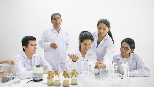 Marlith Trigoso en el laboratorio de la UNI junto a equipo