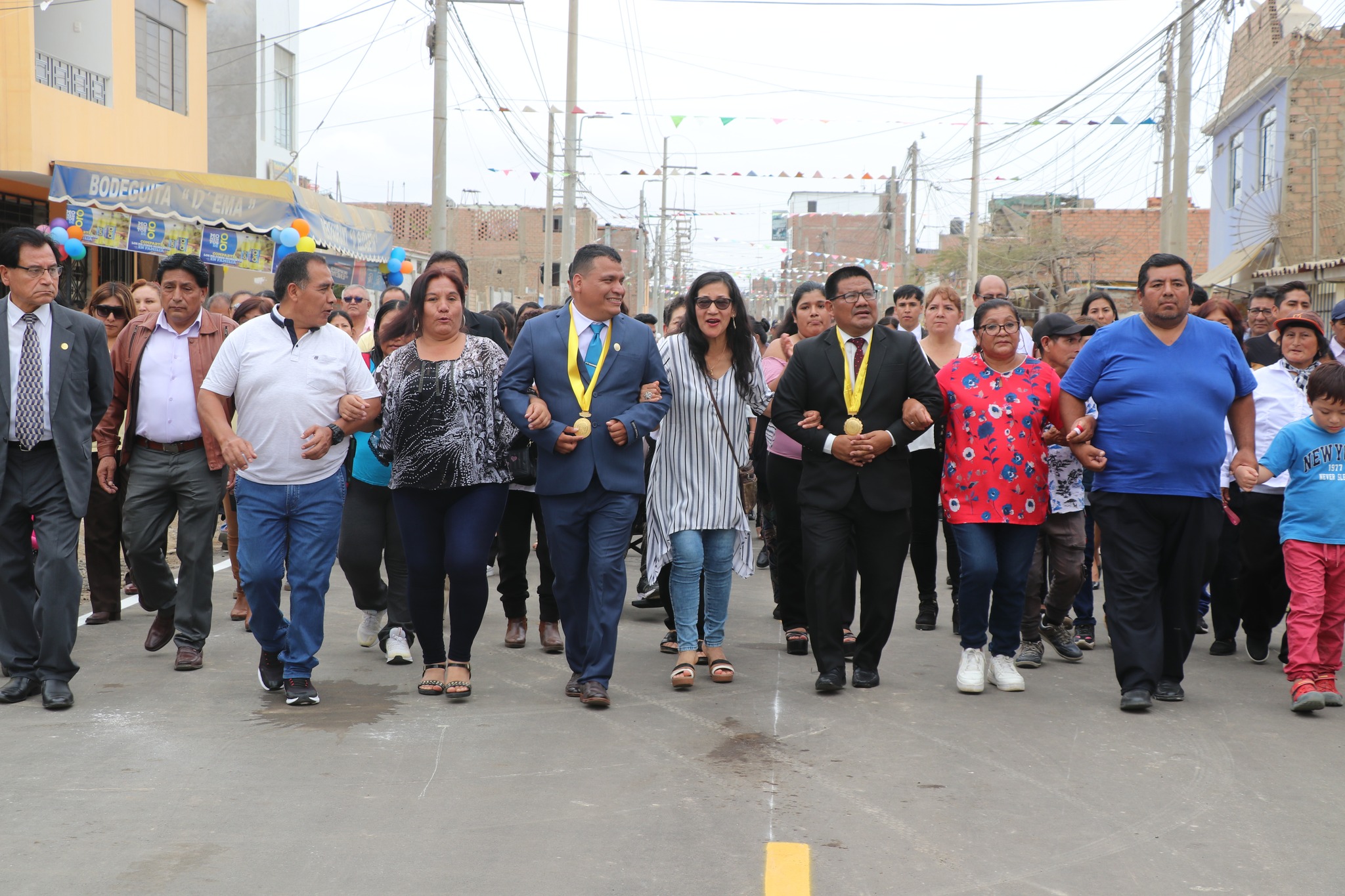 ALCALDE LIC. JUAN REAÑO INAUGURA ASFALTO DE LA 5TA CUADRA Y PROLONGACIÓN SAN MARTIN