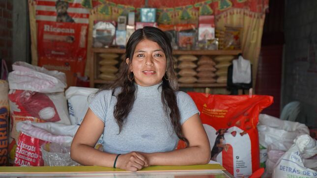 Foto de mujer emprendedora en su negocio de abarrotes