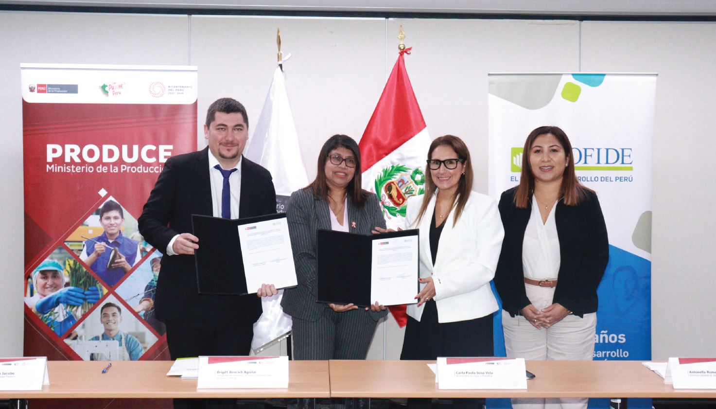 Imagen de funcionarios de las instituciones en la firma del acuerdo