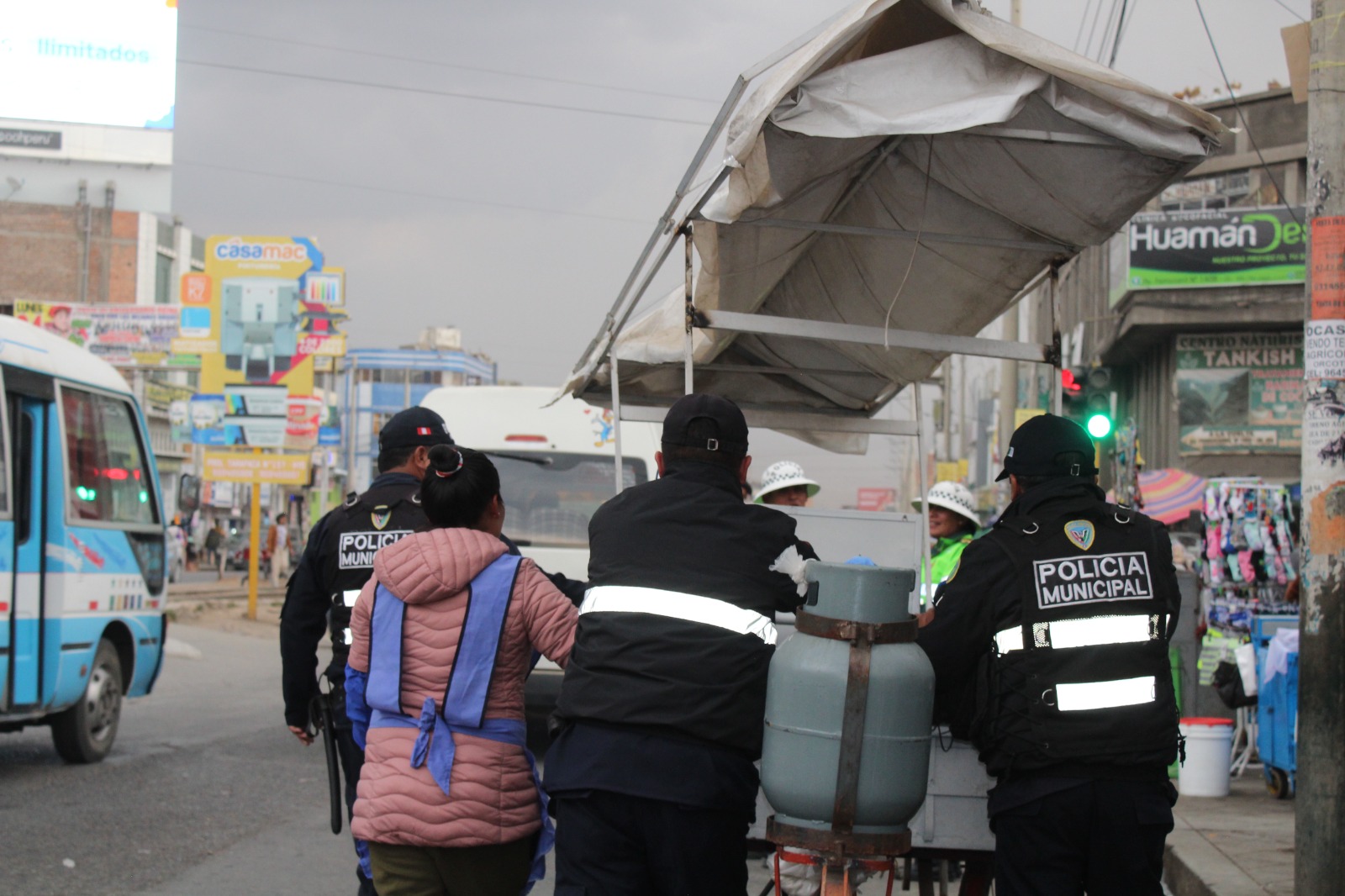 Decomisan vehículos motorizados y carritos sangucheros por invadir vía