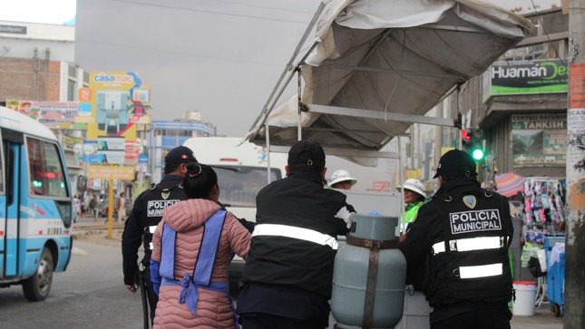 Decomisan vehículos motorizados y carritos sangucheros por invadir vía 