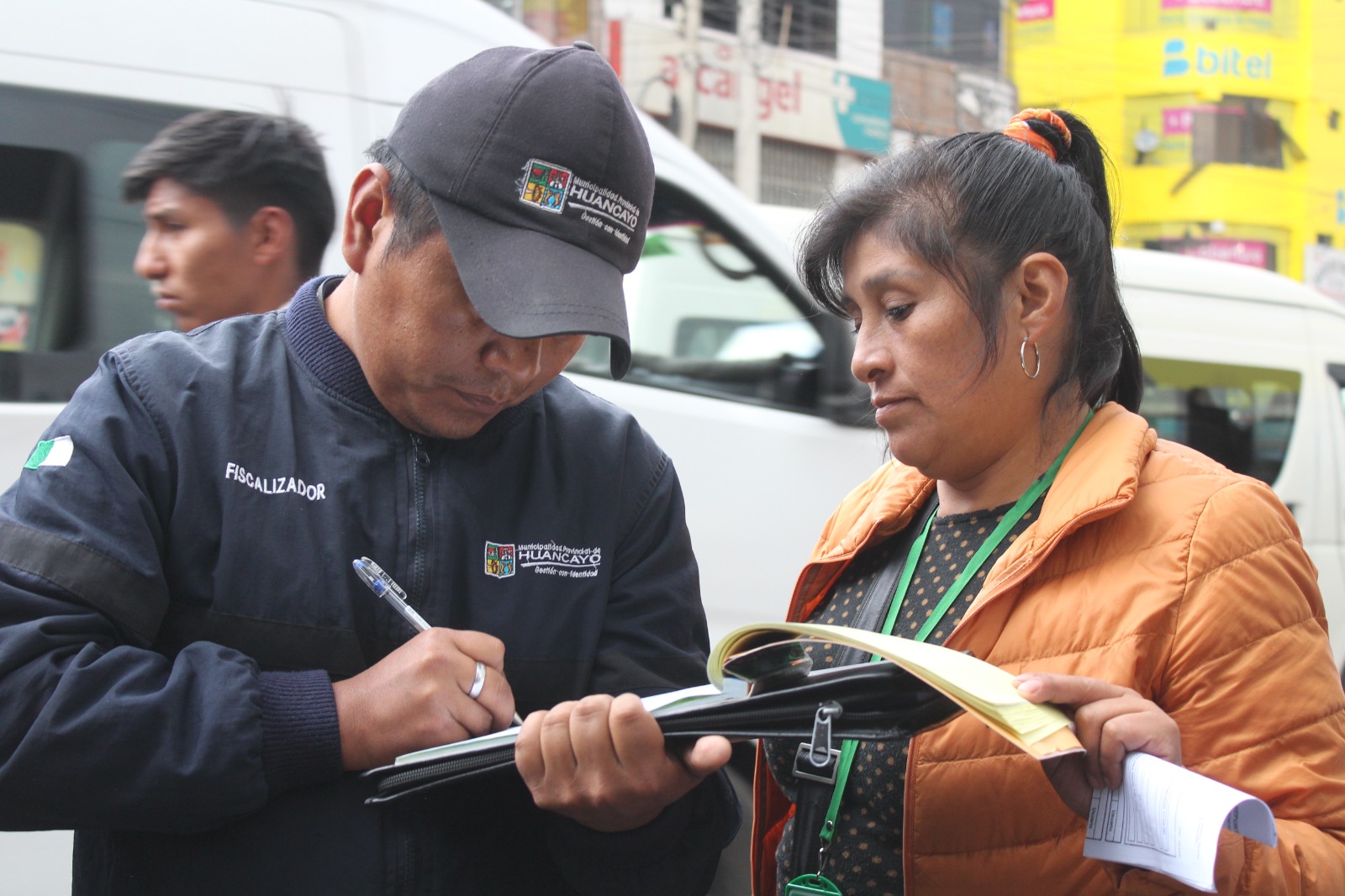 Decomisan vehículos motorizados y carritos sangucheros por invadir vía