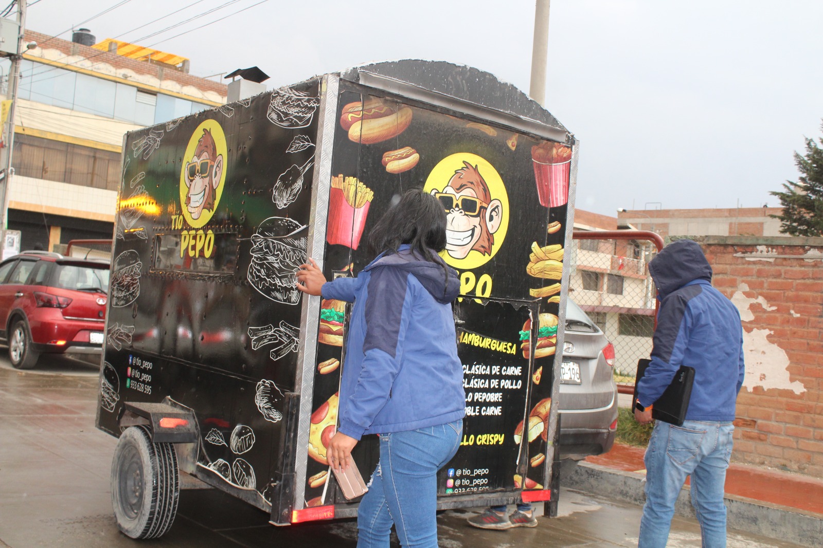 Decomisan vehículos motorizados y carritos sangucheros por invadir vía