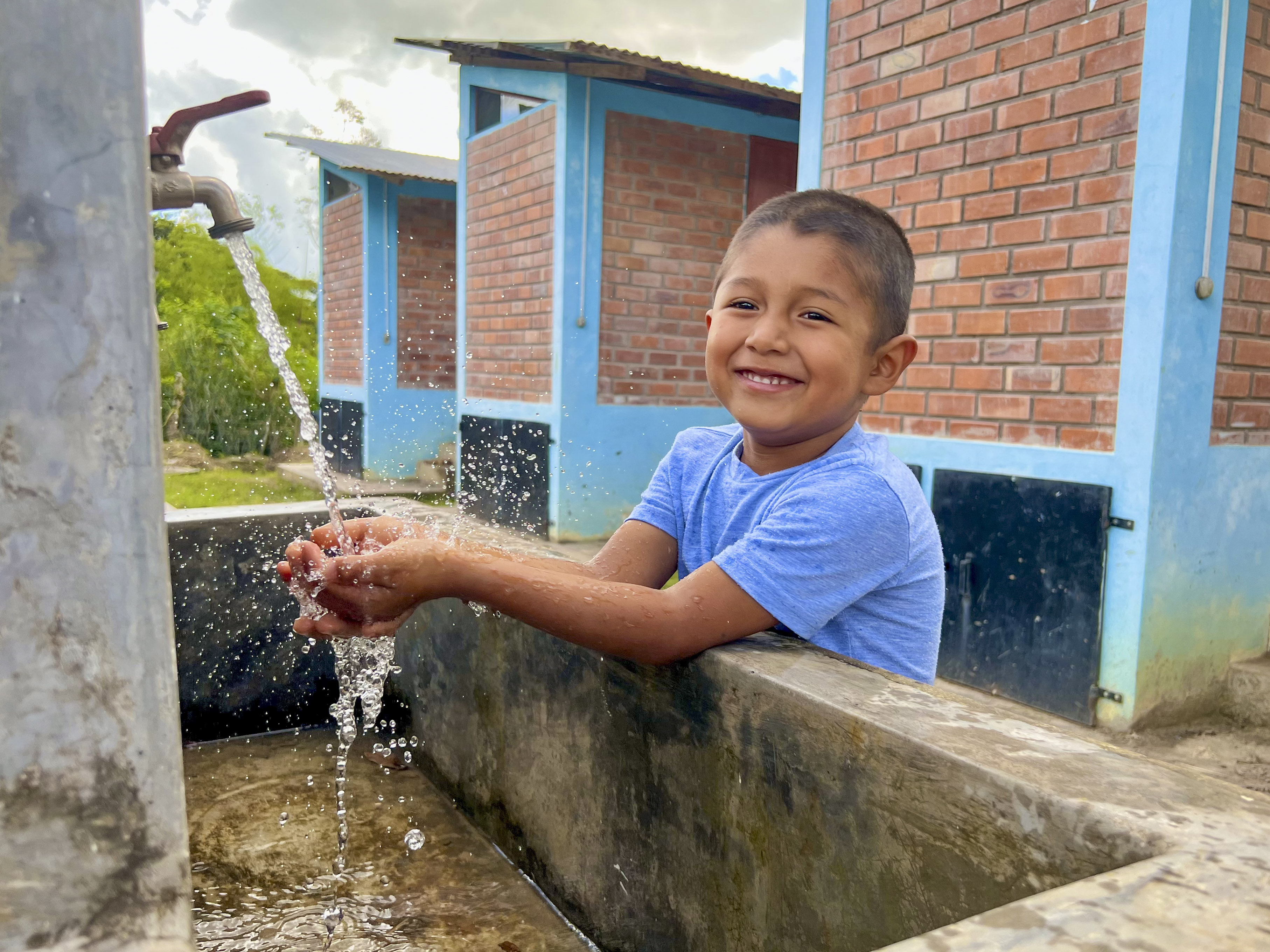 Como parte del evento se firmará un pacto que incluye compromisos conjuntos para garantizar el acceso universal a los servicios de agua potable y saneamiento.