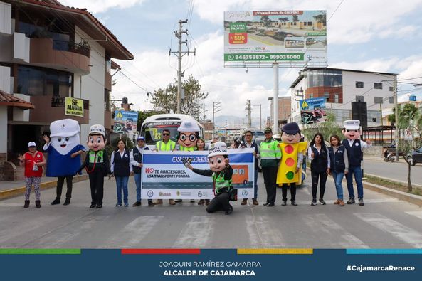 En el marco de la semana de la Educaci贸n Vial, el equipo de sensibilizadores de la subgerencia de Inspecci贸n y Seguridad Vial de la Municipalidad de Cajamarca en un trabajo conjunto con las instituciones que conforman el Consejo Regional de Seguridad Vial (CORESEVI) realizaron una campa帽a de concientizaci贸n dirigida a conductores de transporte p煤blico y privado. El objetivo principal de esta iniciativa fue fomentar el respeto por los dispositivos de control de tr谩nsito en nuestra ciudad.
馃Durante esta destacada colaboraci贸n interinstitucional, se llevaron a cabo diversas actividades educativas y de sensibilizaci贸n en las principales v铆as de la ciudad. Los sensibilizadores y miembros de CORESEVI se unieron para informar a los conductores sobre la importancia de acatar las normas de tr谩nsito y respetar los dispositivos de semaforizaci贸n, con el fin de mejorar la seguridad vial y reducir accidentes en nuestra ciudad.
馃殾La Semana de la Educaci贸n Vial se ha convertido en una oportunidad significativa para promover pr谩cticas responsables en nuestras calles, y esta colaboraci贸n demuestra el compromiso de las autoridades locales en la promoci贸n de un tr谩fico m谩s seguro en Cajamarca.
馃La Municipalidad de Cajamarca agradece a todas las instituciones que participaron en esta iniciativa y reafirma su compromiso continuo con la seguridad vial en nuestra ciudad.