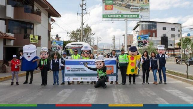 En el marco de la semana de la Educación Vial, el equipo de sensibilizadores de la subgerencia de Inspección y Seguridad Vial de la Municipalidad de Cajamarca en un trabajo conjunto con las instituciones que conforman el Consejo Regional de Seguridad Vial (CORESEVI) realizaron una campaña de concientización dirigida a conductores de transporte público y privado. El objetivo principal de esta iniciativa fue fomentar el respeto por los dispositivos de control de tránsito en nuestra ciudad.
🤝Durante esta destacada colaboración interinstitucional, se llevaron a cabo diversas actividades educativas y de sensibilización en las principales vías de la ciudad. Los sensibilizadores y miembros de CORESEVI se unieron para informar a los conductores sobre la importancia de acatar las normas de tránsito y respetar los dispositivos de semaforización, con el fin de mejorar la seguridad vial y reducir accidentes en nuestra ciudad. 
🚦La Semana de la Educación Vial se ha convertido en una oportunidad significativa para promover prácticas responsables en nuestras calles, y esta colaboración demuestra el compromiso de las autoridades locales en la promoción de un tráfico más seguro en Cajamarca.
🤝La Municipalidad de Cajamarca agradece a todas las instituciones que participaron en esta iniciativa y reafirma su compromiso continuo con la seguridad vial en nuestra ciudad. 