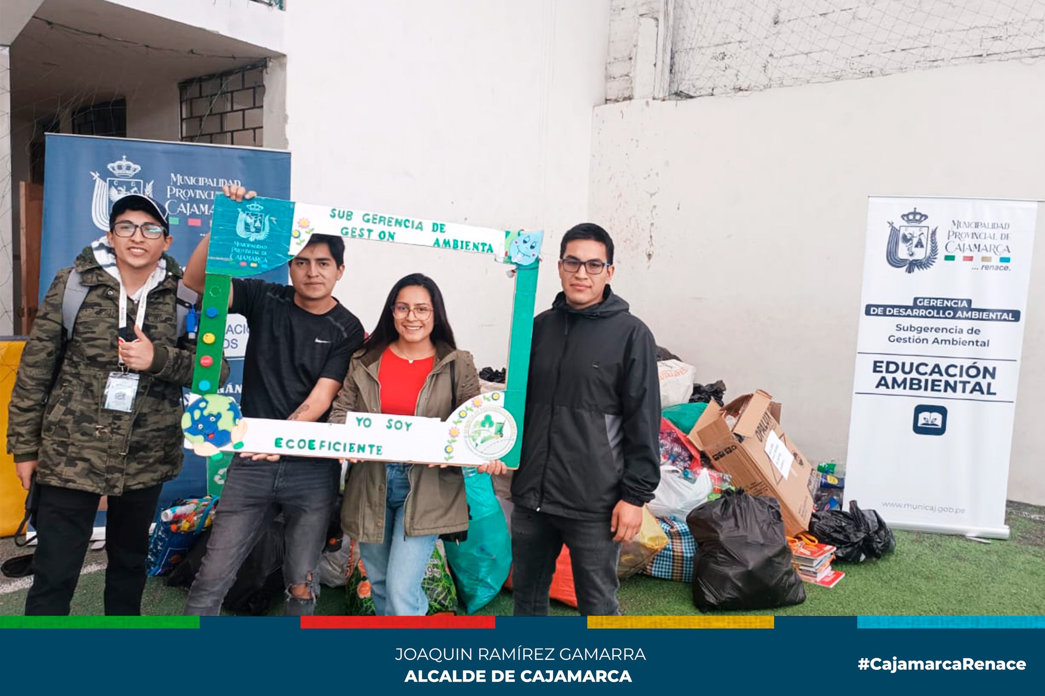 La gerencia de Desarrollo Ambiental de la Municipalidad Provincial de Cajamarca, realizó esta mañana una reciclatón en la I.E Privada Juan Pablo II.
👉Esta actividad contó con la participación de docentes, alumnos y padres de familia quienes aportaron con botellas, cartón y metal. De esta manera se busca concientizar para que estudiantes sigan siendo responsables con el cuidado del medio ambiente.
✅Recuerda practicar las tres “R” Recicla, Reutiliza y Reduce, con esto ayudarás a mantener nuestro mundo mejor.