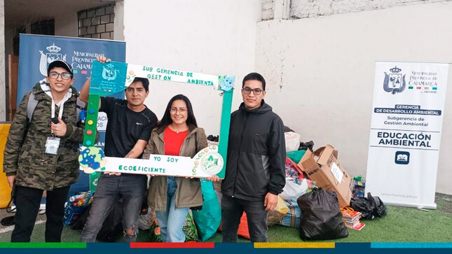 La gerencia de Desarrollo Ambiental de la Municipalidad Provincial de Cajamarca, realizó esta mañana una reciclatón en la I.E Privada Juan Pablo II.
👉Esta actividad contó con la participación de docentes, alumnos y padres de familia quienes aportaron con botellas, cartón y metal. De esta manera se busca concientizar para que estudiantes sigan siendo responsables con el cuidado del medio ambiente. 
✅Recuerda practicar las tres “R” Recicla, Reutiliza y Reduce, con esto ayudarás a mantener nuestro mundo mejor. 