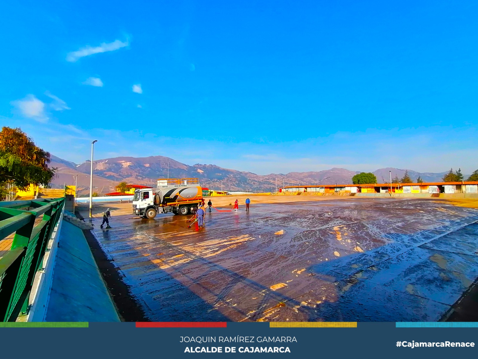 En una muestra de compromiso con la higiene y el bienestar, personal del Complejo Pecuario Iscoconga realiz贸 a cabo una jornada de limpieza. El evento cont贸 con la dedicaci贸n de un equipo de trabajadores, quienes se dedicaron a realizar tareas esenciales para dejar el recinto pecuario en condiciones 贸ptimas.
鉁匲na de las principales tareas llevadas a cabo durante esta jornada fue el baldeado de la plataforma destinada a la exhibici贸n y venta de animales bovinos. El baldeado, una pr谩ctica est谩ndar en instalaciones de este tipo, implica una limpieza y desinfecci贸n meticulosa del 谩rea, asegurando la eliminaci贸n de residuos y suciedad acumulados. Esta medida no solo contribuye a prevenir enfermedades y contagios entre los animales, sino que tambi茅n crea un entorno higi茅nico y seguro tanto para los animales como para las personas que visitan el complejo pecuario.
馃Para garantizar la m谩xima eficacia en la limpieza y desinfecci贸n de la plataforma de vacunos, se emplearon productos especializados. Estos productos han sido dise帽ados espec铆ficamente para eliminar bacterias y otros agentes pat贸genos, asegurando as铆 la salud y el bienestar de los animales.
馃棧El Ingeniero Milton Vel谩squez, Administrador del Complejo Pecuario Iscoconga, expres贸 su satisfacci贸n por el 茅xito de la jornada de limpieza. Destac贸 que esta actividad demuestra el compromiso y el cuidado que la Municipalidad Provincial de Cajamarca tiene hacia los animales, as铆 como la importancia de mantener instalaciones adecuadas para su comercializaci贸n. La plataforma de vacunos qued贸 en condiciones 贸ptimas gracias al arduo trabajo del equipo de limpieza.