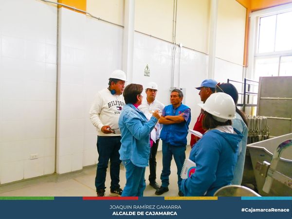La Municipalidad Provincial de Cajamarca, a través de la gerencia de Desarrollo Económico, ha realizado una importante inspección del nuevo camal municipal en colaboración con el Servicio Nacional de Sanidad Agraria del Perú (SENASA). El objetivo de esta acción conjunta es abordar y corregir observaciones formuladas por SENASA, reforzando así los estándares de calidad y seguridad en la producción y comercialización de productos cárnicos en nuestra comunidad.
🗣El gerente de Desarrollo Económico de la MPC, Gustavo Seminario, enfatizó la vital función del nuevo camal municipal en la cadena de producción de carne, donde se lleva a cabo el sacrificio y desposte de animales. La estricta adhesión a las normativas sanitarias de SENASA es esencial para garantizar la inocuidad de los alimentos destinados a los consumidores locales.
🤝Durante la inspección, se identificaron diversas observaciones que requieren atención para cumplir con los estándares exigidos, abarcando aspectos relacionados con la infraestructura y el equipamiento, entre otros.
➡La Municipalidad Provincial de Cajamarca se ha comprometido a abordar estas observaciones de manera diligente y efectiva, implementando un plan de acción que abarca mejoras en la infraestructura, la adquisición de nuevo equipamiento y la implementación de protocolos de higiene más rigurosos.
🗣El Ing. Milton Velásquez, Administrador de la PPI, resaltó la importancia de la colaboración entre la MPC y SENASA para garantizar la calidad y seguridad de los productos cárnicos locales. Ambas instituciones están trabajando de manera conjunta para salvaguardar el bienestar de los consumidores y promover prácticas sanitarias adecuadas en el sector cárnico.
✅La comuna local reitera su compromiso inquebrantable de trabajar en pro del bienestar de la comunidad, fortaleciendo la calidad y seguridad alimentaria en nuestro ámbito local.