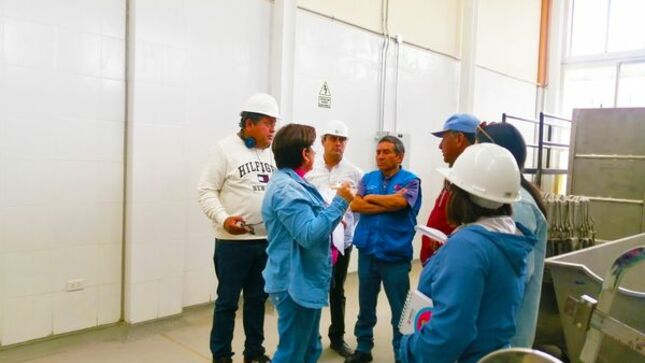 La Municipalidad Provincial de Cajamarca, a través de la gerencia de Desarrollo Económico, ha realizado una importante inspección del nuevo camal municipal en colaboración con el Servicio Nacional de Sanidad Agraria del Perú (SENASA). El objetivo de esta acción conjunta es abordar y corregir observaciones formuladas por SENASA, reforzando así los estándares de calidad y seguridad en la producción y comercialización de productos cárnicos en nuestra comunidad. 
🗣El gerente de Desarrollo Económico de la MPC, Gustavo Seminario, enfatizó la vital función del nuevo camal municipal en la cadena de producción de carne, donde se lleva a cabo el sacrificio y desposte de animales. La estricta adhesión a las normativas sanitarias de SENASA es esencial para garantizar la inocuidad de los alimentos destinados a los consumidores locales.
🤝Durante la inspección, se identificaron diversas observaciones que requieren atención para cumplir con los estándares exigidos, abarcando aspectos relacionados con la infraestructura y el equipamiento, entre otros.
➡La Municipalidad Provincial de Cajamarca se ha comprometido a abordar estas observaciones de manera diligente y efectiva, implementando un plan de acción que abarca mejoras en la infraestructura, la adquisición de nuevo equipamiento y la implementación de protocolos de higiene más rigurosos.
🗣El Ing. Milton Velásquez, Administrador de la PPI, resaltó la importancia de la colaboración entre la MPC y SENASA para garantizar la calidad y seguridad de los productos cárnicos locales. Ambas instituciones están trabajando de manera conjunta para salvaguardar el bienestar de los consumidores y promover prácticas sanitarias adecuadas en el sector cárnico.
✅La comuna local reitera su compromiso inquebrantable de trabajar en pro del bienestar de la comunidad, fortaleciendo la calidad y seguridad alimentaria en nuestro ámbito local.