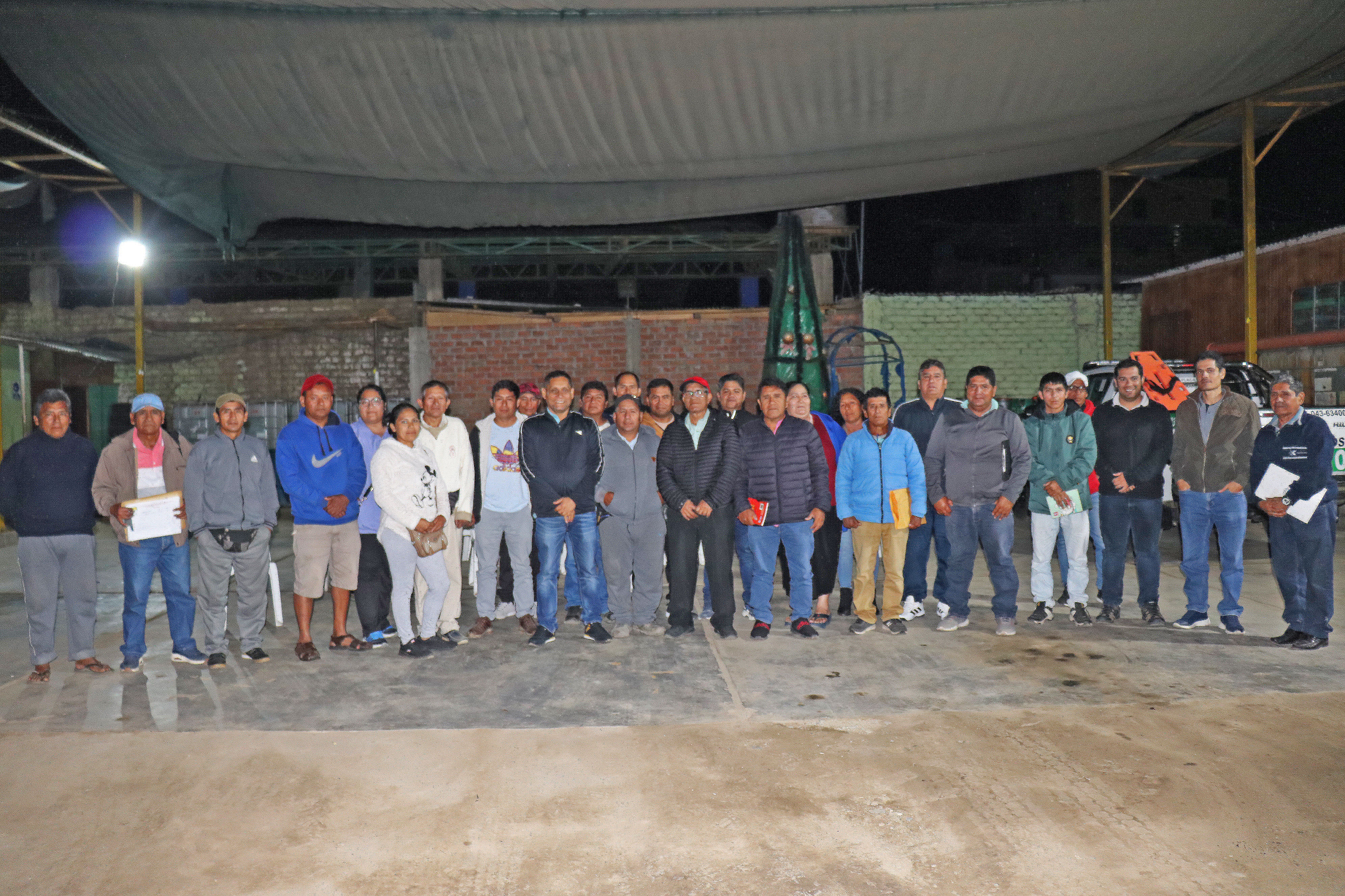 Alcalde en compañía de los presidentes de las juntas vecinales del distrito de Nepeña