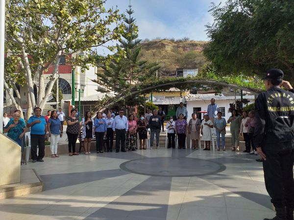 Adultos Mayores Participan De Ceremonia De Izamiento Del Pabellón Nacional.