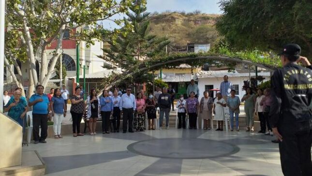 Adultos Mayores Participan De Ceremonia De Izamiento Del Pabellón Nacional.