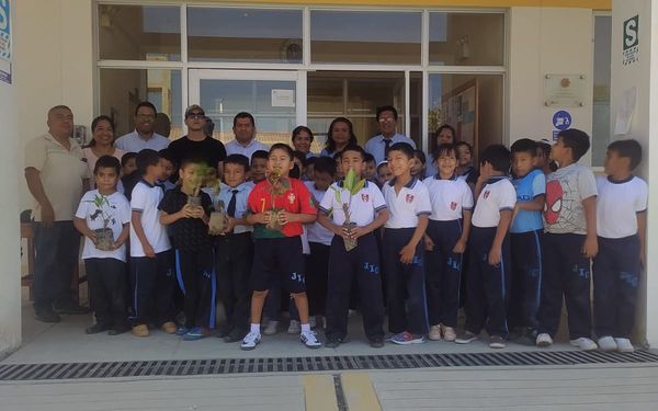 Donan Plantones A Los Alumnos Del Colegio Idelfonso Coloma