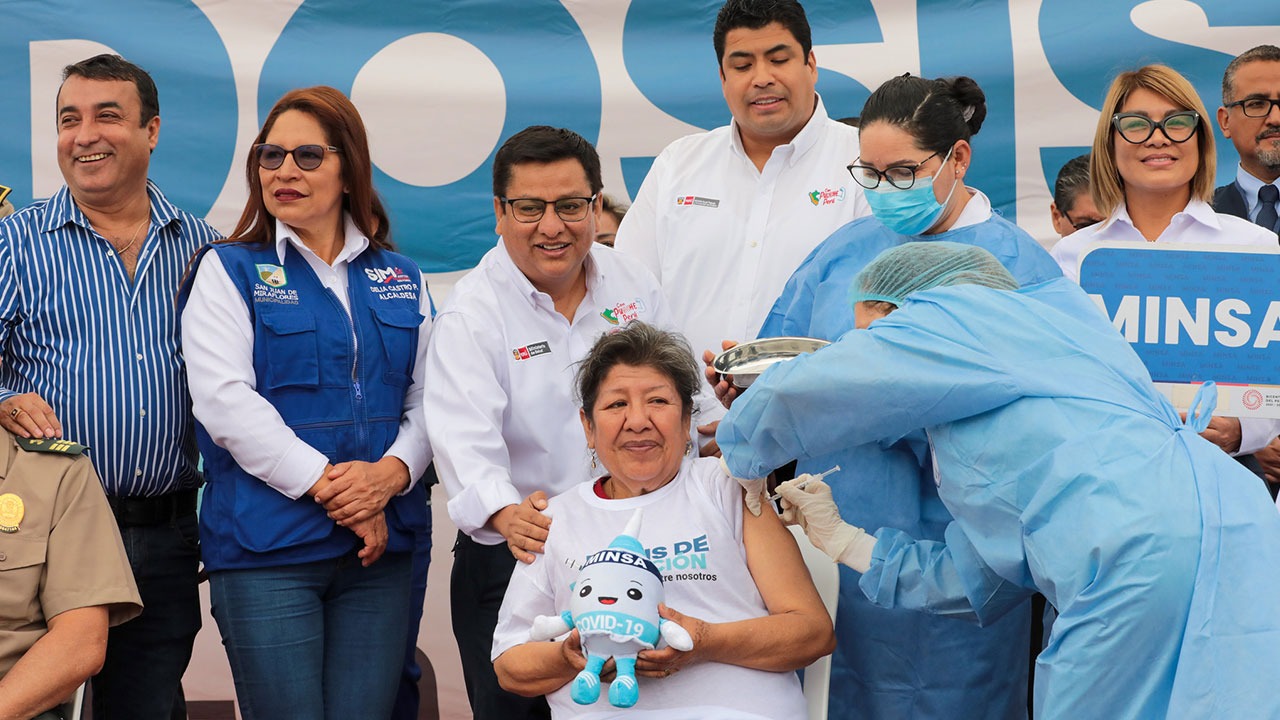 Ministro César Vásquez lanza campaña contra la covid-19 y anuncia que solo se usará vacuna bivalente