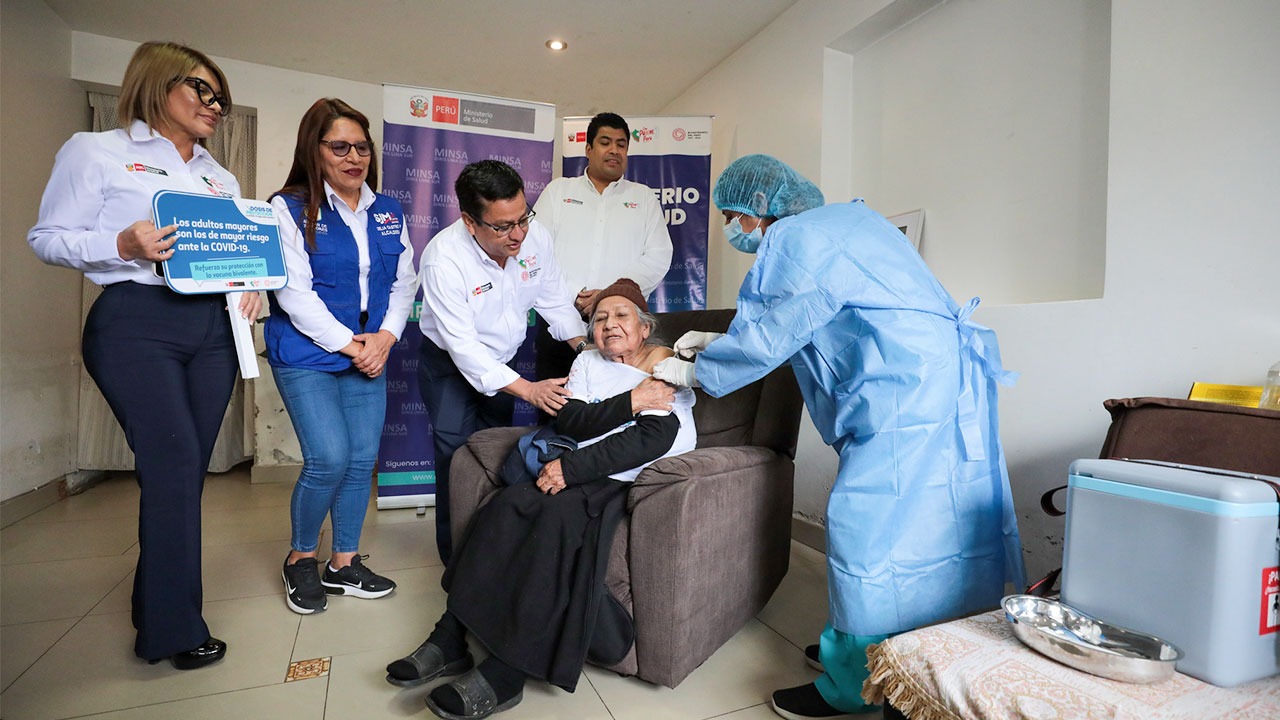 Ministro César Vásquez lanza campaña contra la covid-19 y anuncia que solo se usará vacuna bivalente