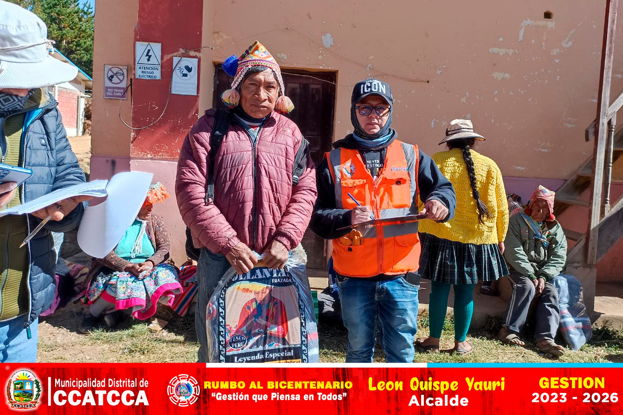 Entrega de abrigos para la comunidad de Pumaorcco.