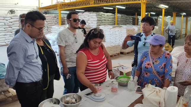 Representantes del Comité de Gestión del Programa de Complementación Alimentaria señalan conformidad con enlatado de canasta de alimentos