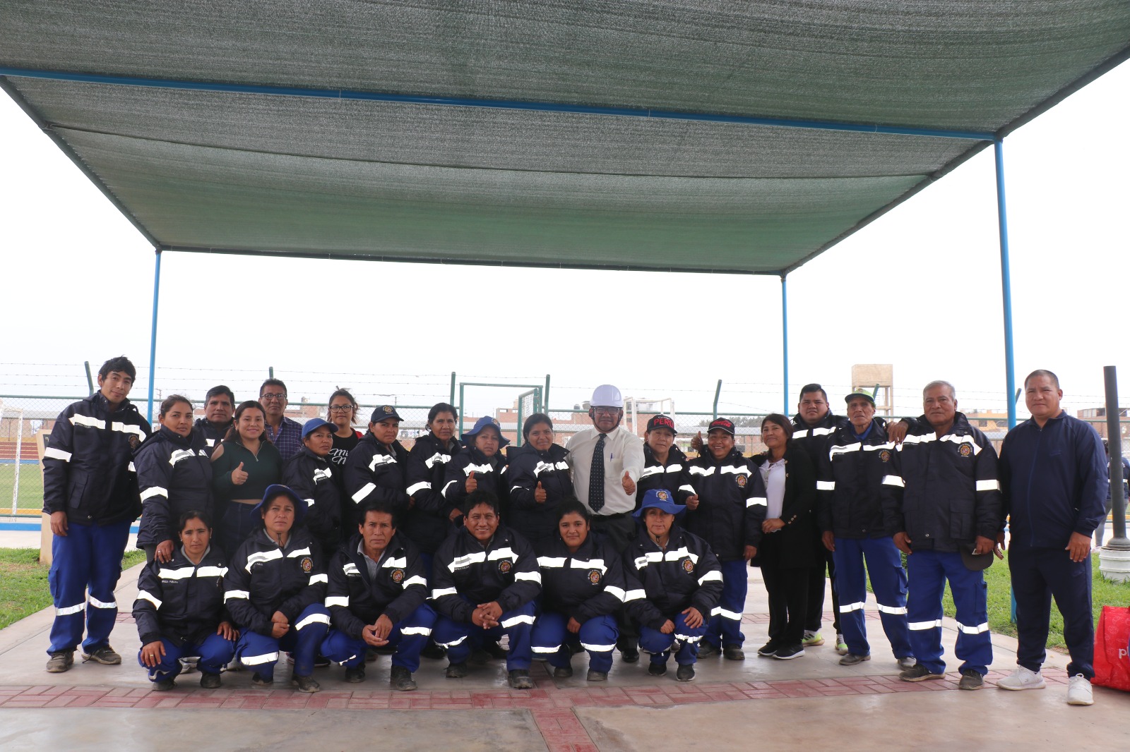 ENTREGAN UNIFORMES A PERSONAL QUE LABORA EN EL AREA DE LIMPIEZA PUBLICA