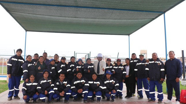 ENTREGAN UNIFORMES A PERSONAL QUE LABORA EN EL AREA DE LIMPIEZA PUBLICA