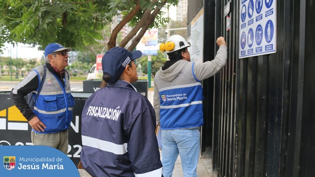 Con la finalidad de retomar el orden y prevenir accidentes en Jesús María, nuestro alcalde Jesús Gálvez Olivares, dispuso el mantenimiento y revisión de las torres grúa 🏗️ que operan en las construcciones del distrito. ☝🏼 Por ello, la Subgerencia de Control y Catastro con el apoyo de Fiscalización, realizó la verificación correspondiente y procedió a sancionar a las que incumplieron dicha disposición municipal.
#JesúsMaríaSomosTodos