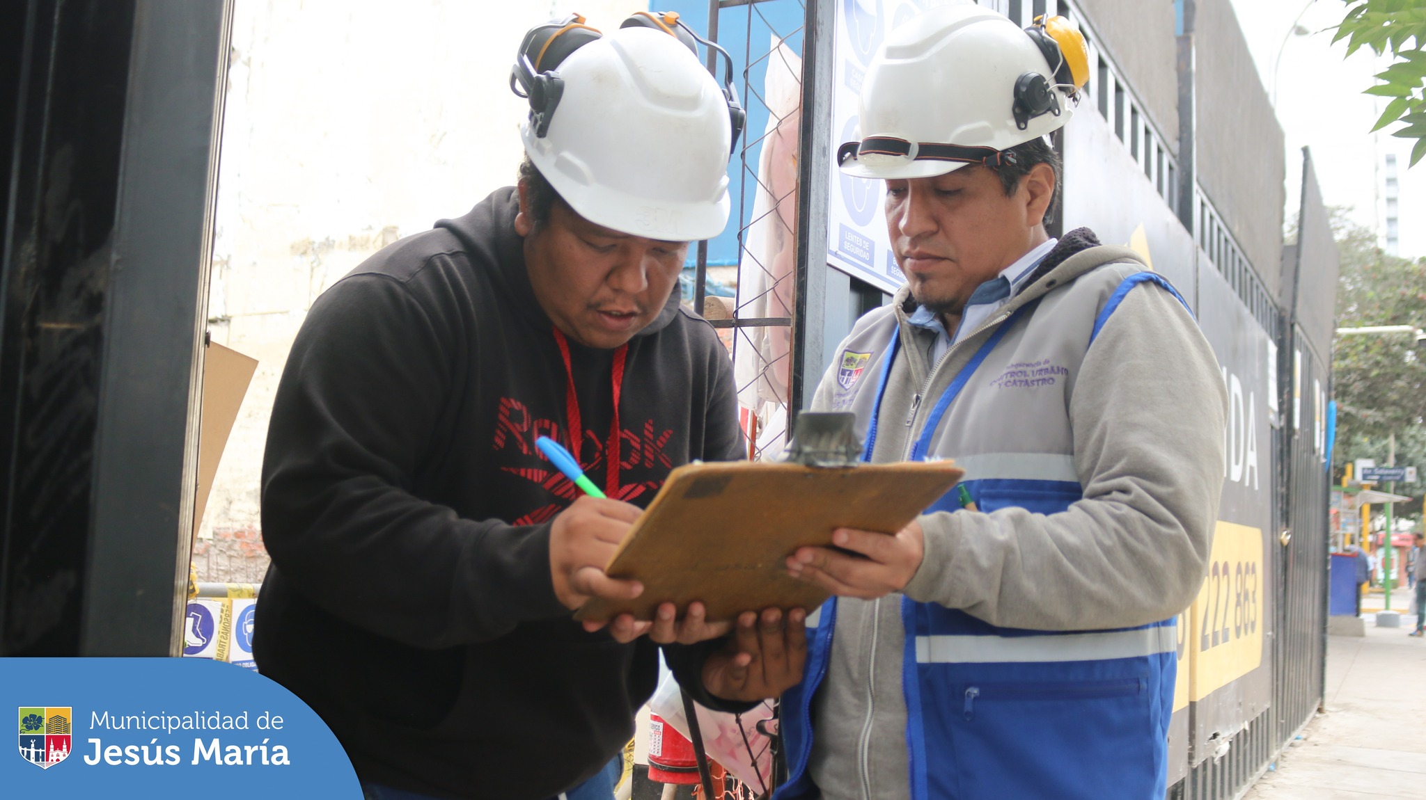 Con la finalidad de retomar el orden y prevenir accidentes en Jesús María, nuestro alcalde Jesús Gálvez Olivares, dispuso el mantenimiento y revisión de las torres grúa 🏗️ que operan en las construcciones del distrito. ☝🏼 Por ello, la Subgerencia de Control y Catastro con el apoyo de Fiscalización, realizó la verificación correspondiente y procedió a sancionar a las que incumplieron dicha disposición municipal.
#JesúsMaríaSomosTodos