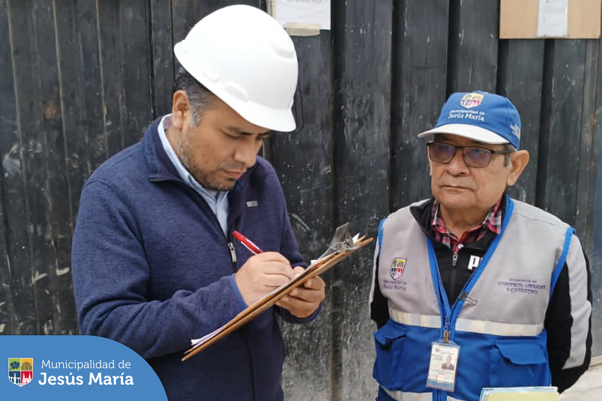 Con la finalidad de retomar el orden y prevenir accidentes en Jesús María, nuestro alcalde Jesús Gálvez Olivares, dispuso el mantenimiento y revisión de las torres grúa 🏗️ que operan en las construcciones del distrito. ☝🏼 Por ello, la Subgerencia de Control y Catastro con el apoyo de Fiscalización, realizó la verificación correspondiente y procedió a sancionar a las que incumplieron dicha disposición municipal.
#JesúsMaríaSomosTodos
