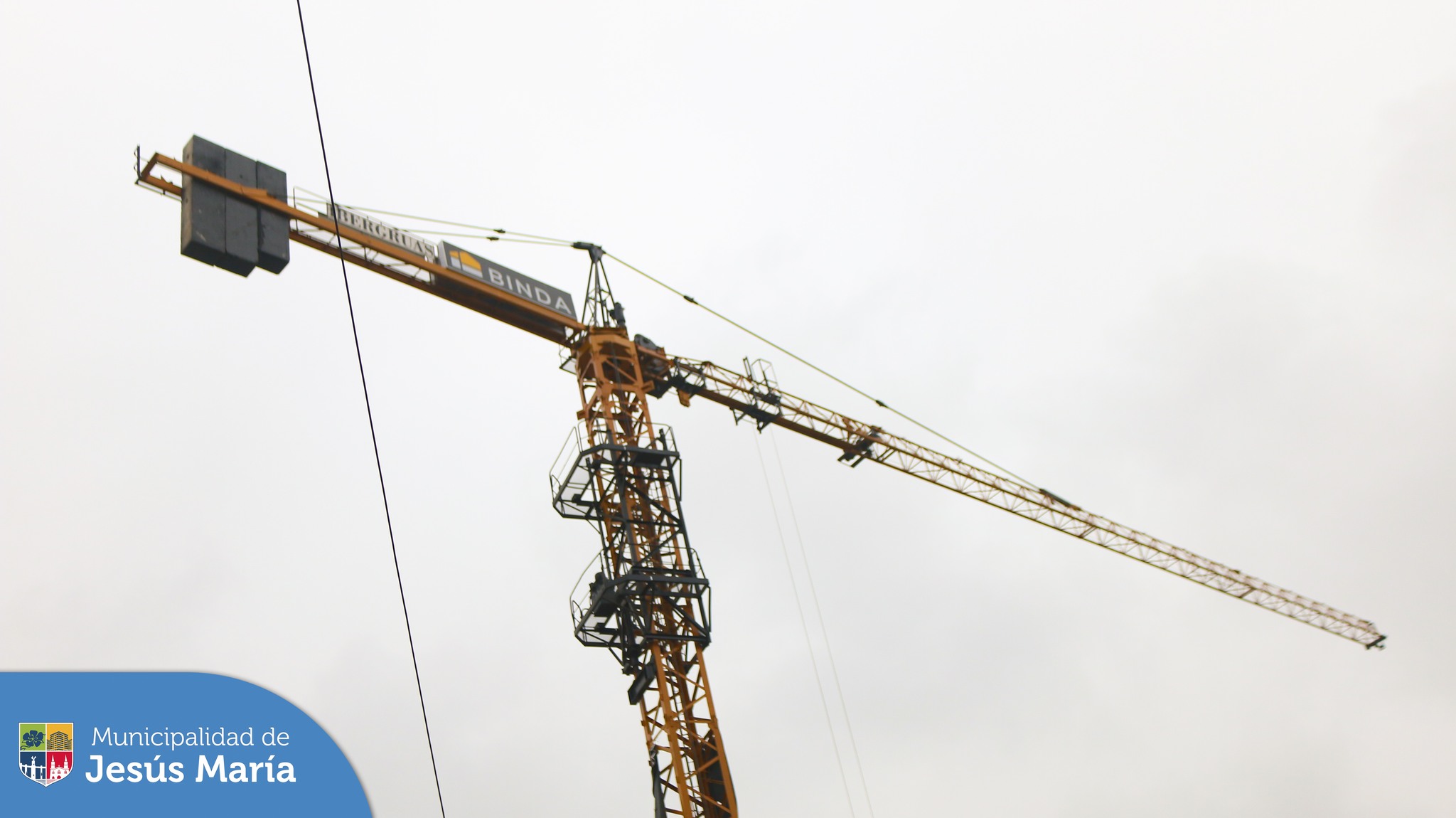 Con la finalidad de retomar el orden y prevenir accidentes en Jesús María, nuestro alcalde Jesús Gálvez Olivares, dispuso el mantenimiento y revisión de las torres grúa 🏗️ que operan en las construcciones del distrito. ☝🏼 Por ello, la Subgerencia de Control y Catastro con el apoyo de Fiscalización, realizó la verificación correspondiente y procedió a sancionar a las que incumplieron dicha disposición municipal.
#JesúsMaríaSomosTodos