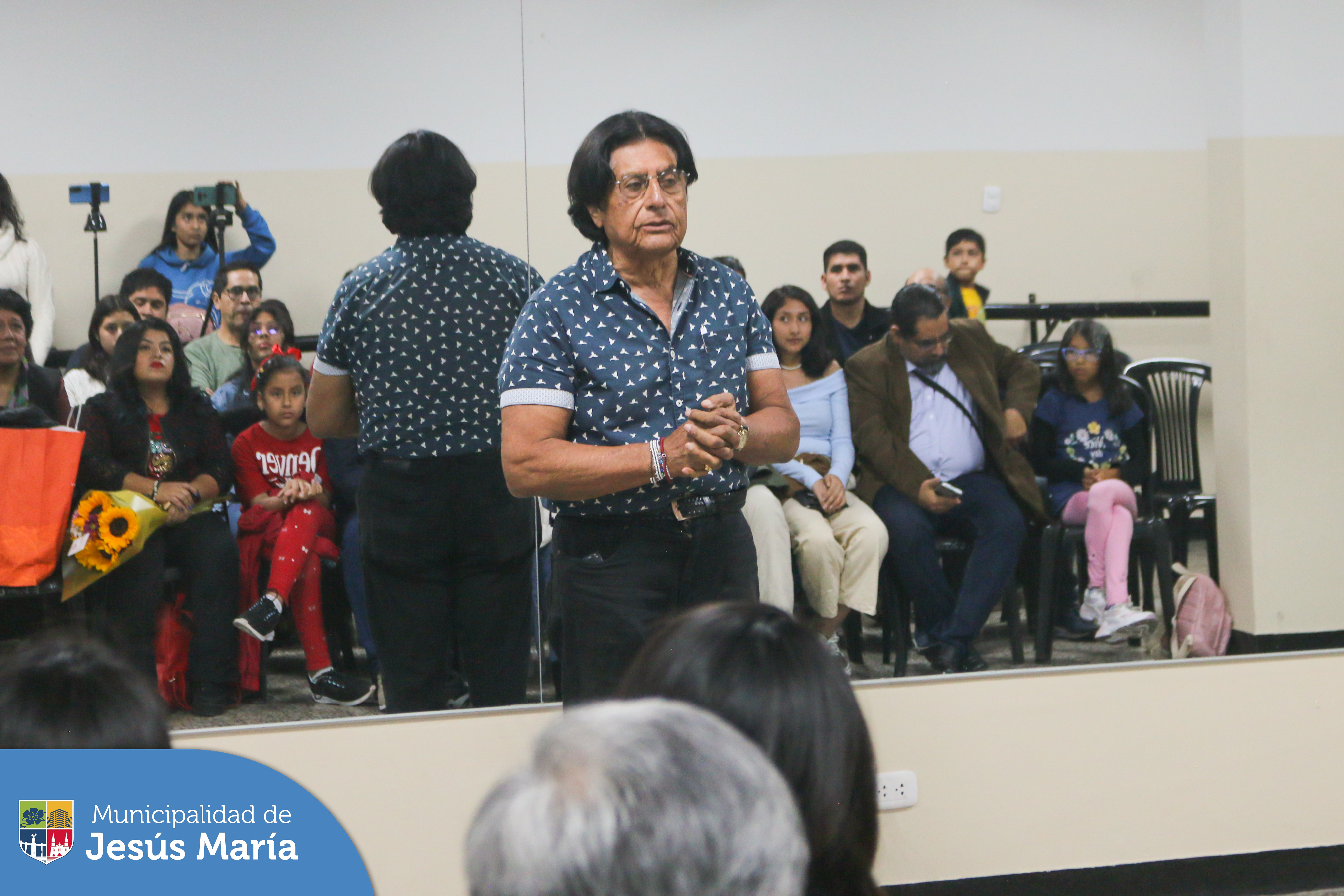 🎭 Llegó a su final el espectacular taller de teatro que dictó el maestro Reynaldo Arenas, en nuestro Centro Cultural. 👴👵
Les compartimos las mejores imágenes 📸 de la presentación, donde nuestros adultos mayores buscan mantenerse activos, divertirse, conocer gente y gozar de un buen estado físico y mental.
#JesúsMaríaSomosTodos 🤗