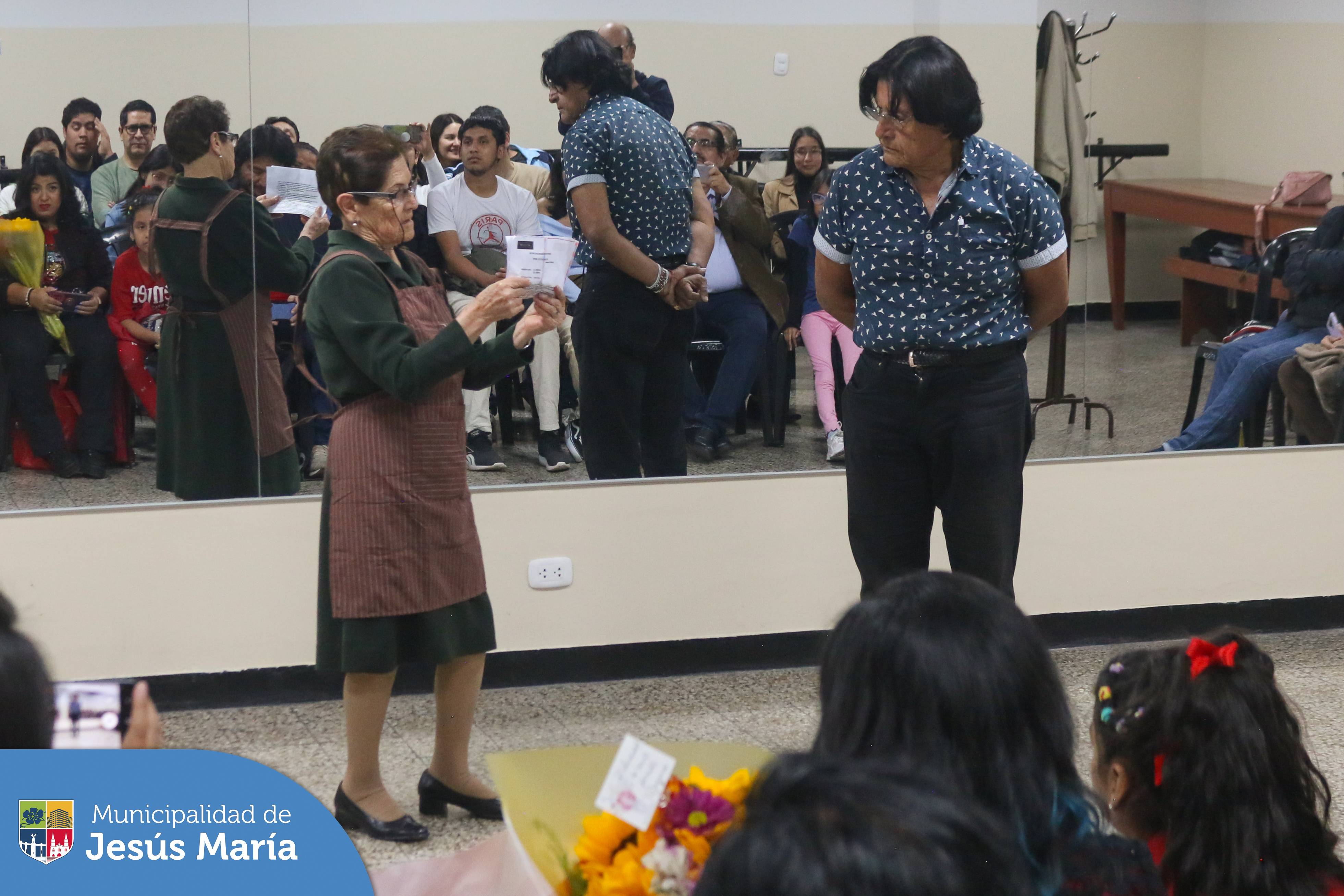 🎭 Llegó a su final el espectacular taller de teatro que dictó el maestro Reynaldo Arenas, en nuestro Centro Cultural. 👴👵
Les compartimos las mejores imágenes 📸 de la presentación, donde nuestros adultos mayores buscan mantenerse activos, divertirse, conocer gente y gozar de un buen estado físico y mental.
#JesúsMaríaSomosTodos 🤗