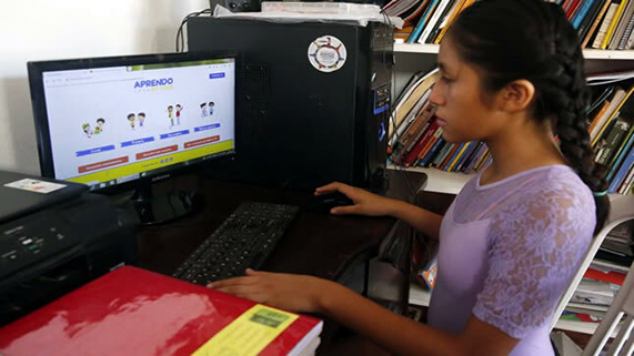 Archivo JPG la niña en la pc