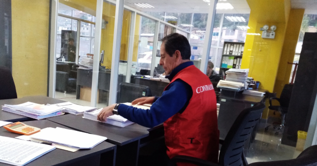 La Contraloría General evidenció el otorgamiento de la buena pro a un proveedor que no acreditó el cumplimiento de los Términos de Referencia (TDR) para la contratación del servicio de transporte y distribución de material educativo y fungible a las instituciones educativas (II.EE.) de la Unidad de Gestión Educativa Local (UGEL) Surcubamba de la provincia de Tayacaja lo que afecta transparencia y legalidad en las contrataciones del Estado.