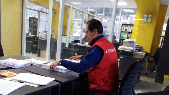 La Contraloría General evidenció el otorgamiento de la buena pro a un proveedor que no acreditó el cumplimiento de los Términos de Referencia (TDR) para la contratación del servicio de transporte y distribución de material educativo y fungible a las instituciones educativas (II.EE.) de la Unidad de Gestión Educativa Local (UGEL) Surcubamba de la provincia de Tayacaja lo que afecta transparencia y legalidad en las contrataciones del Estado.