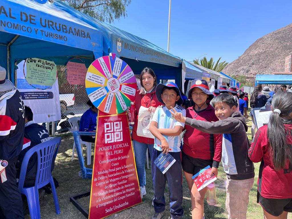 Corte Superior de Justicia de Cusco brindó información Y orienación gratuita a pobladores de la provincia de Urubamba en la feria “Lucha Por