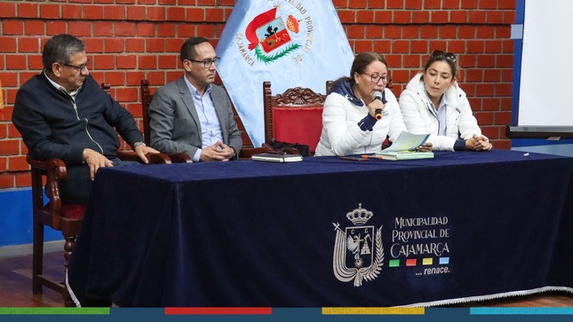 La Municipalidad Provincial de Cajamarca convocó una reunión crucial con coordinadores de diversas comisiones y presidentes de comités de carnaval de los sectores de la ciudad con la finalidad de establecer un marco de coordinación para asegurar el desarrollo de nuestra fiesta más tradicional.
🚫Frente a la proliferación de rumores y desinformación que circulan de manera mal intencionada para afectar el trabajo anticipado y articulado por el carnaval, las autoridades municipales exhortaron a la población a confiar únicamente en fuentes de información oficiales. 
✅La Municipalidad Provincial de Cajamarca se compromete a mantener informada a la comunidad a través de canales oficiales, ofreciendo datos fidedignos y actualizados sobre todas las actividades y presupuestos vinculados al carnaval.
En ese sentido, se informa que previo consenso y aprobación de los sectores urbanos, las comisiones del Carnaval 2024, quedaron conformadas por los siguientes sectores:
1. Reinado: Chontapaccha y Urubamba. 
2. Tradiciones del Carnaval: Villa Huacariz y San Vicente.
3. Bando del Carnaval: San Sebastián, Las Torrecitas y Pueblo Libre.
4. Velorio del Ño Carnavalón: La Paccha y San Antonio.
5. Entierro del Ño Carnavalón: San José y La Colmena.
6. Corso: Lucmacucho y Pueblo Nuevo.
7. Patrullas y Comparsas: Mollepampa y La Merced.
8. Coplas: San Martín y Cumbemayo.
9. Globeadas: Nuevo Cajamarca y San Pedro.
10. Ingreso del Ño Carnavalón: Santa Elena y La Florida.
11. Promoción del Carnaval: Samana Cruz y El estanco.
🤝De esta manera, se asegura el trabajo mancomunado entre la MPC y los sectores con el único fin de garantizar que el Carnaval 2024 sea un éxito.
🗣El alcalde de Cajamarca, Joaquín Ramírez Gamarra, enfatizó la necesidad de una colaboración conjunta entre comités de carnaval y autoridades locales para asegurar un evento que sea tanto seguro como disfrutable para los residentes y visitantes. "Es crucial que prioricemos la seguridad y el orden público para reafirmar a nuestra Cajamarca como un referente turístico a nivel nacional e internacional. Por ello, invitamos a todos los coordinadores y presidentes de comités a trabajar estrechamente con las autoridades municipales para minimizar riesgos y ofrecer una experiencia memorable y alegre para los cajamarquinos y visitantes", declaró el alcalde.