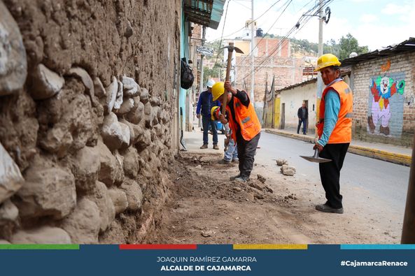 La subgerencia de Mantenimiento y Gestión de Caminos viene realizando la construcción y mantenimiento de veredas en la cuadra 1 del jirón Huánuco. La intención de estos trabajos es mejorar la transitabilidad y garantizar la seguridad de todos los cajamarquinos que transitan por esta parte de la ciudad.