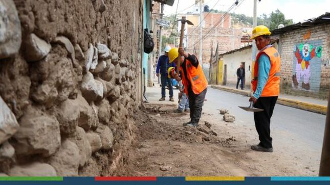 La subgerencia de Mantenimiento y Gestión de Caminos viene realizando la construcción y mantenimiento de veredas en la cuadra 1 del jirón Huánuco. La intención de estos trabajos es mejorar la transitabilidad y garantizar la seguridad de todos los cajamarquinos que transitan por esta parte de la ciudad. 