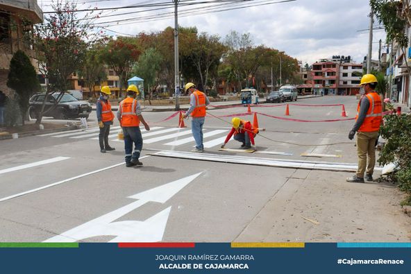 La subgerencia de Inspecci贸n y Seguridad Vial reafirma su compromiso de mejorar la seguridad en nuestras calles y promover la convivencia armoniosa entre conductores y peatones.
鉃★笍En esta ocasi贸n, hemos llevado a cabo labores de se帽alizaci贸n peatonal en las intersecciones clave de nuestra ciudad, espec铆ficamente en la cuadra 01 de la avenida 26 de Octubre con el jir贸n Tarsicio Baz谩n y la cuadra 02 del jir贸n Zoilo Le贸n con la avenida 26 de Octubre. Estas acciones son parte de nuestros esfuerzos continuos para crear entornos m谩s seguros y facilitar la movilidad de todos los ciudadanos en nuestra comunidad.
