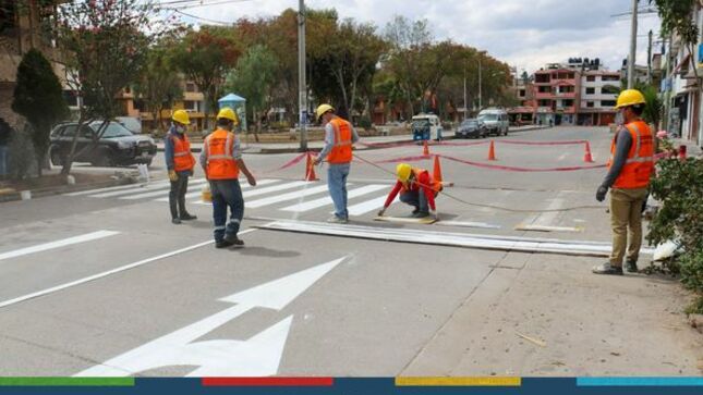 La subgerencia de Inspección y Seguridad Vial reafirma su compromiso de mejorar la seguridad en nuestras calles y promover la convivencia armoniosa entre conductores y peatones. 
➡️En esta ocasión, hemos llevado a cabo labores de señalización peatonal en las intersecciones clave de nuestra ciudad, específicamente en la cuadra 01 de la avenida 26 de Octubre con el jirón Tarsicio Bazán y la cuadra 02 del jirón Zoilo León con la avenida 26 de Octubre. Estas acciones son parte de nuestros esfuerzos continuos para crear entornos más seguros y facilitar la movilidad de todos los ciudadanos en nuestra comunidad.