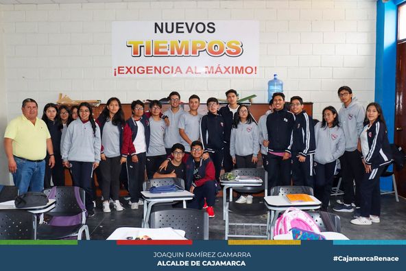 Con el propósito de promover una cultura de seguridad vial en la población, que permita prevenir y disminuir los accidentes de tránsito que a diario se registran en nuestra ciudad, la subgerencia de Inspección y Seguridad Vial de la Municipalidad de Cajamarca realizó una campaña de sensibilización sobre educación vial a estudiantes de las instituciones educativas: “Escrivá de Balaguer” y “Rafael Olascoaga”.
🤝Esta actividad se realiza en el marco de la semana de la Educación Vial, que busca que los menores reflexionen acerca de sus acciones en la vida diaria y del respeto a las normas establecidas, así como difundir comportamientos seguros, como pasar por los cruceros peatonales y otras señales básicas de tránsito como del semáforo. Las charlas de sensibilización se extenderán durante la próxima semana en otros centros educativos.
