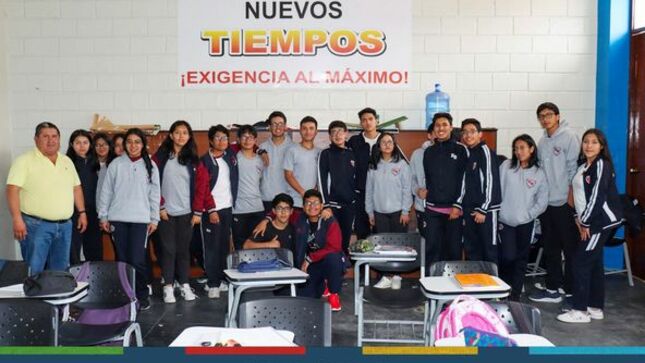 Con el propósito de promover una cultura de seguridad vial en la población, que permita prevenir y disminuir los accidentes de tránsito que a diario se registran en nuestra ciudad, la subgerencia de Inspección y Seguridad Vial de la Municipalidad de Cajamarca realizó una campaña de sensibilización sobre educación vial a estudiantes  de las instituciones educativas:  “Escrivá de Balaguer” y “Rafael Olascoaga”.
🤝Esta actividad  se realiza en el marco de la semana de la Educación Vial,  que busca que los menores reflexionen acerca de sus acciones en la vida diaria y del respeto a las normas establecidas, así como difundir comportamientos seguros, como pasar por los cruceros peatonales y otras señales básicas de tránsito como del semáforo. Las charlas de sensibilización se extenderán durante la próxima semana en otros centros educativos.