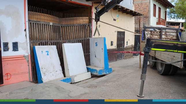 La Municipalidad Provincial de Cajamarca, a través de la subgerencia de Licencias y Permisos Urbanos, paralizó una obra ubicada en el jirón El Maestro N° 337  por incurrir en infracciones municipales, constatando que se ha realizado el vaciado de losa aligerada del 4° nivel que se encuentra en la fase de acabados del dicho, sin contar con licencia de construcción, visualizando a trabajadores laborando al interior del predio. 
✅Invocamos a todos los cajamarquinos a cumplir con las disposiciones legales y a respetar las normas que rigen en la comuna local, además de respetar la zona monumental. 
¡𝑪𝑶𝑵𝑺𝑻𝑹𝑼𝒀𝑬 𝑪𝑶𝑵 𝑺𝑬𝑮𝑼𝑹𝑰𝑫𝑨𝑫!